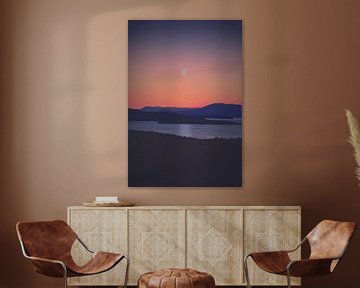 Sunset over mountains - Oranje - Zwart - Blauw - Zon - Maan  - Zonsondergang - Bergen - Natuur van Designer