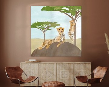 Gepard auf Felsen mit Baby-Leopard im Baum von Karin van der Vegt