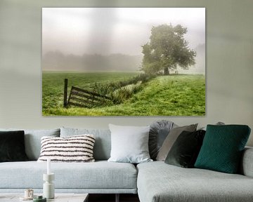 Nebelwiese mit Baum, Graben und Zaun von Mark Bolijn