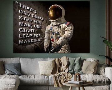 Der erste Mann auf dem Mond mit dem Raumanzug und dem Text. von Brian Morgan