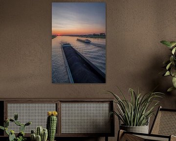 Binnenvaartschip op Amsterdam-Rijnkanaal bij Rijswijk Gelderland tijdens zonsondergang van Moetwil en van Dijk - Fotografie