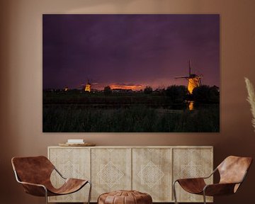 Verlichte Windmolens in Kinderdijk na zonsondergang van Jeroen Stel