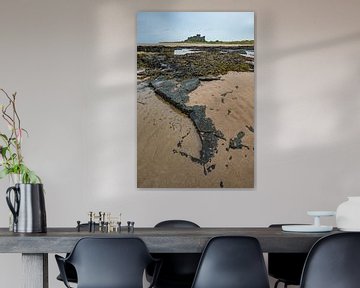 Landschap aan de kust in Oost Engeland met in de achtergrond kasteel Bamburgh van Jeroen Stel