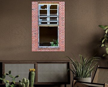 Gebroken raam met bloemdecoratie van Uwe Ulrich Grün