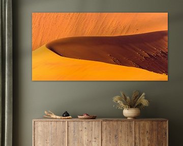 Zandduinen in de woestijn bij zonsopkomst van Chris Stenger