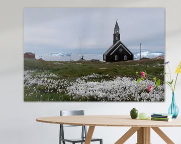 Kerkje in Groenland met bloemen en ijsbergen in de verte. van Ralph Rozema
