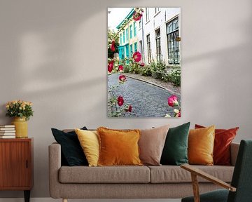 Een kleurrijk straatje in Deventer met een doorkijkje vanuit bloemen van Bianca ter Riet