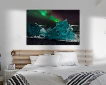 Nordlichter Strand Island, Aurora Borealis und blaues Eis. von Gert Hilbink