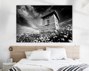Petite maison sur la digue, côte néerlandaise (noir et blanc)
