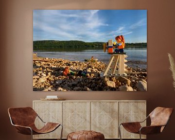 Lego figuren op het kiezelstrand van Michel Knikker