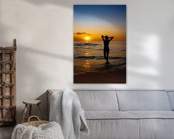 Dames silhouet tegen een kleurrijke zonsondergang van Eigenwijze Fotografie