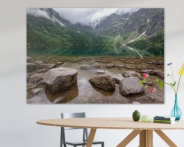 Landschap met meer, bergen en rotsen van Marcel van Balken