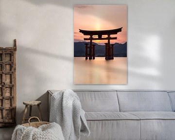 Miyajima eiland-  Itsukushima Floating Torii Gate bij zonsondergang van Marcel van den Bos