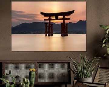 Miyajima eiland  -  Itsukushima Floating Torii Gate bij zonsondergang van Marcel van den Bos
