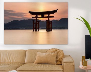 Miyajima eiland  -  Itsukushima Floating Torii Gate bij zonsondergang van Marcel van den Bos