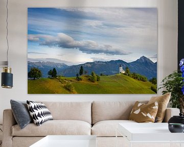 De kerk van Jamnik met bergen in Slovenië van iPics Photography