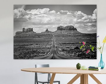 Highway to Monument Valley in zwart en wit van Michael Bollen