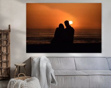 Couple amoureux regardant le coucher du soleil sur Steven Jacobs