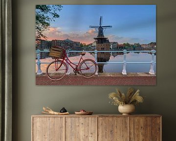 Fahrrad, Blumen, Sonnenaufgang und Mühle mit perfekten Spiegelungen von Harro Jansz
