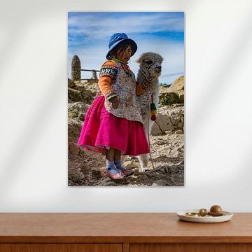 Bolivien, kleines Mädchen mit Alpaka von Tanja de Mooij