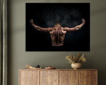 Bodybuilder mit Rauch von Art By Dominic