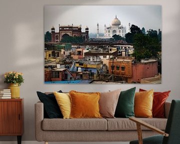 Sloppenwijk in Agra India met de Taj Mahal op de achtergrond. van Twan Bankers