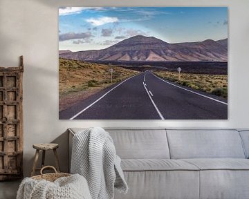 Straße mit Berg auf Lanzarote