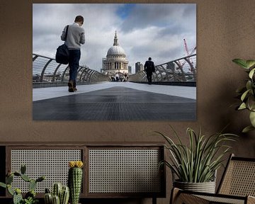 Gezicht op de Millenniumbrug over de Theems met op de achtergrond de koepel van de St. Paul's Cathed van Carlos Charlez