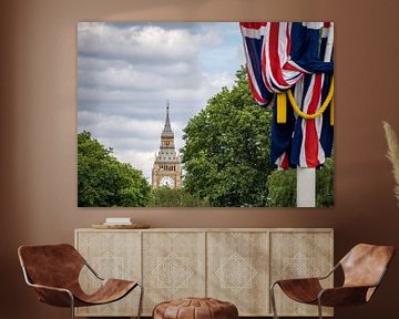 Gezicht op de Tower of Parliament (Big Ben) in Londen, op de achtergrond met een Britse vlag ernaast van Carlos Charlez