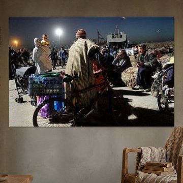 Baby op de vismarkt, 's avonds in Essaouira in Marokko