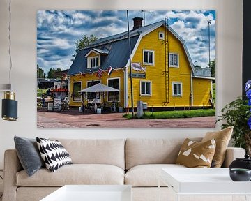 Typisch geel huisje in Zweden van Mirjam Van Houten