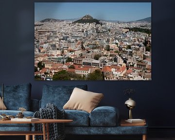 Athen Griechenland, Blick auf den Hügel Lykavittos von der Akropolis aus. von Marianne van der Zee