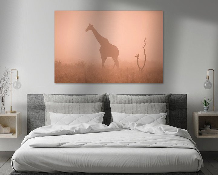 Sfeerimpressie: Silhouet van een giraf in de ochtendmist van Sharing Wildlife