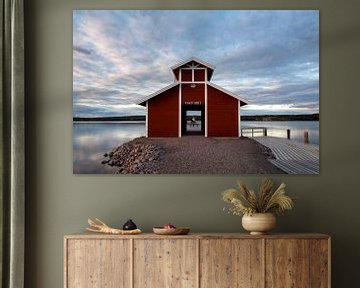 Idyllisch boothuis aan het eind van een pier in het Siljan meer in Zweden
