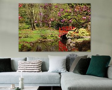 Rood bruggetje in Japanse Tuin van Wilma Overwijn