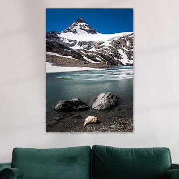 Die schöne azurblaue Lago Goletta in Italien von Marjolein Fortuin