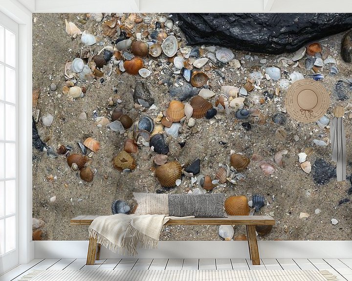 Sfeerimpressie behang: schelpen op het strand van westkapelle in zeeland van Frans Versteden