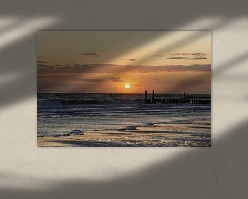 golfbrekers op het strand van westkapelle met zonsondergang