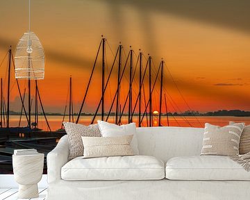 Zonsopkomst tussen de zeilboten Leekstermeer