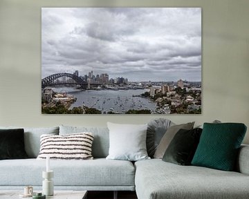 De skyline met 'harbor bridge' van de stad Sydney, Australië van Tjeerd Kruse