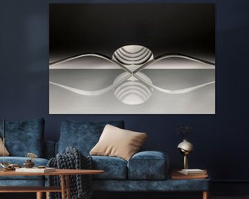 Abstracte artistieke foto van couvert, zijnde twee vorken en een lepel welke spiegelen in het opperv van Tonko Oosterink