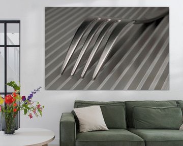 Photo artistique abstraite de couverts, étant une fourchette sur une structure de grille parallèle. sur Tonko Oosterink
