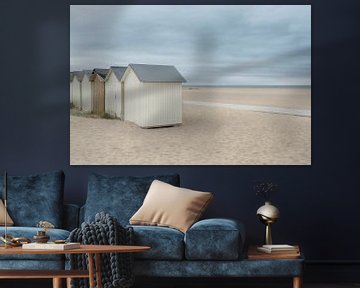Strandhuisjes op een verlaten strand van Mark Bolijn