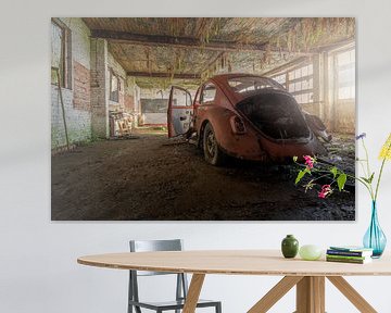 Volkswagen Käfer in einer verlassenen Garage
