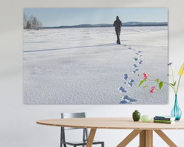 Winterwandeling op bevroren meer in Zweeds Lapland van Anouk Hol