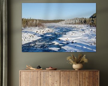 Winterse sferen bij de rivier in Zweeds Lapland van Anouk Hol