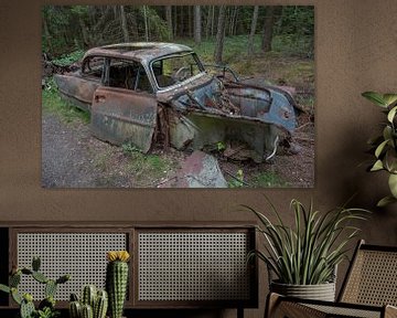 Cimetière automobile dans la forêt de Ryd, Suède sur Joost Adriaanse