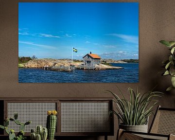 Houten hut en vlag op het eiland Valön voor de stad Fjällbacka in Zweden van Rico Ködder