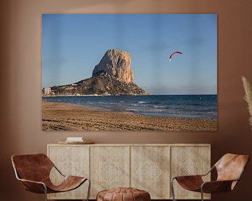 Der Strand und der Felsen (La Puntera) bei Calp, Alicante in Spanien.