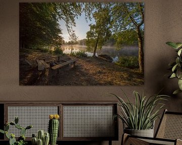 Zonsopkomst in Zweden met gedoofd kampvuur van Joost Adriaanse